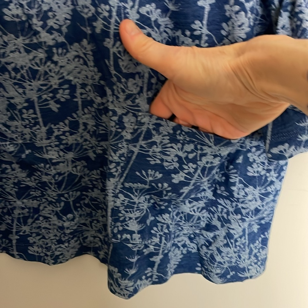 Pure Jill Indigo V-Neck Blue top with flower print and front pocket- Large - Picture 5 of 12